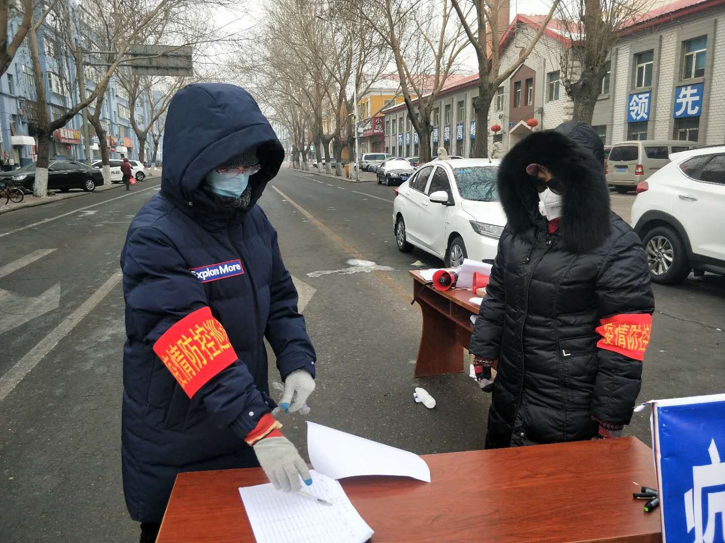说明: C:\Users\Administrator\Desktop\三八节新闻稿所用素材\姜国玉社区服务 (3).jpg