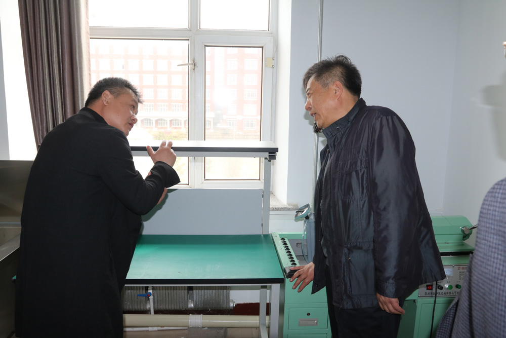 著名玉雕大师孙永先生莅临我校指导工作