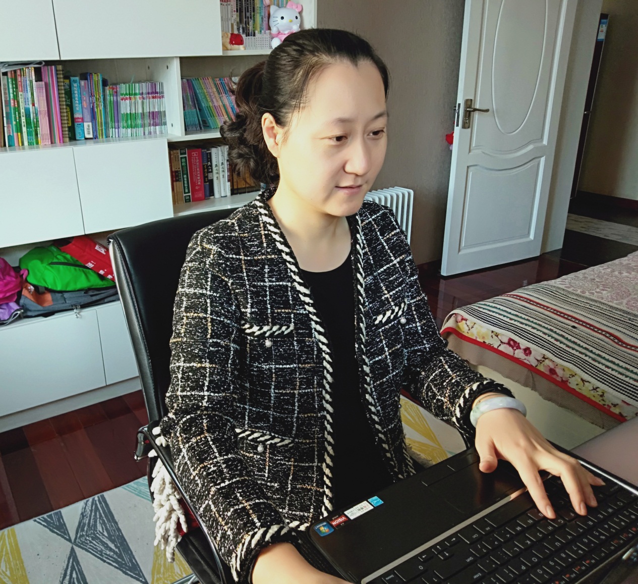 说明: C:\Users\Administrator\Desktop\三八节新闻稿所用素材\曹颖授课照片.jpg