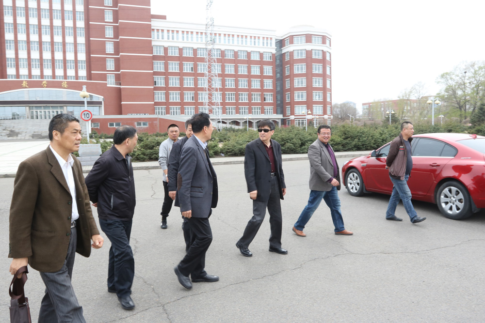 著名玉雕大师孙永先生莅临我校指导工作