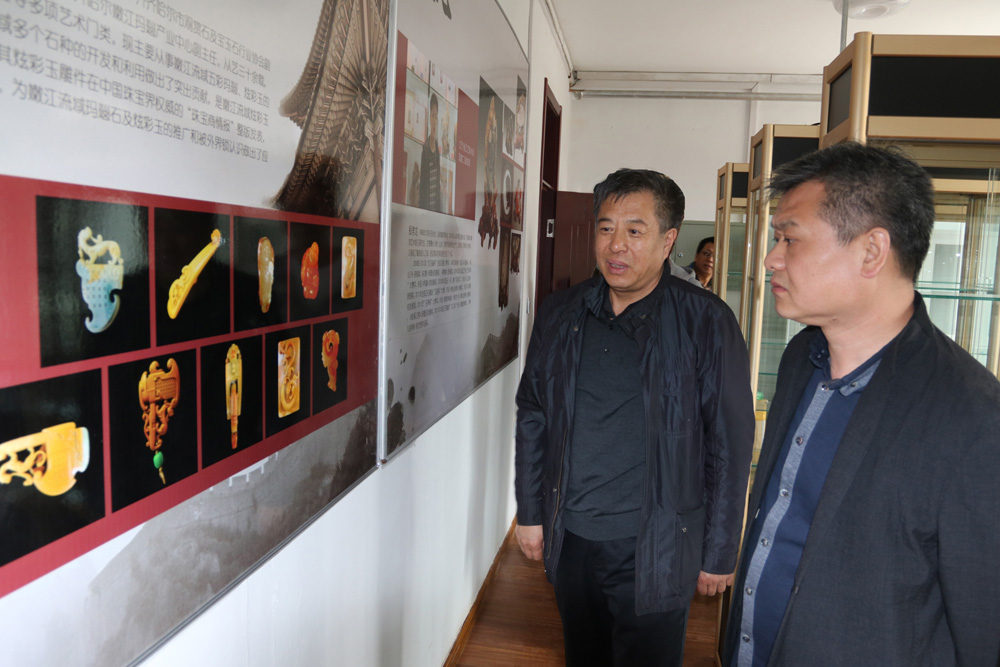 著名玉雕大师孙永先生莅临我校指导工作